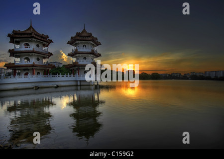 Coucher du soleil à Singapour Le Jardin Chinois Pagodes Lits Jumeaux Banque D'Images