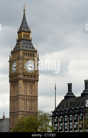 Big Ben's Tour de l'horloge. La haute tour de l'horloge qui abrite le célèbre Big Ben clock comme vu de la Thames Embankment. Banque D'Images