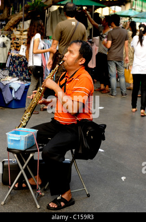 Musicien aveugle jouant de la clarinette, Chinatown, Bangkok, Thaïlande Banque D'Images