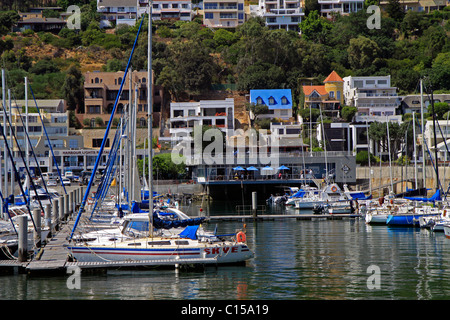 Yachts amarrés en face de Gordon's bay yacht club à Gordon's Bay, Afrique du Sud. Banque D'Images