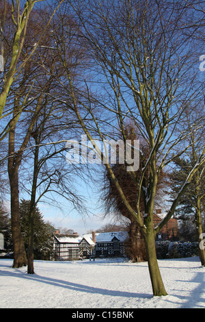 Gawsworth Old Hall, en Angleterre. Vue d'hiver de Gawsworth jardins avec l'élévation ouest Gawsworth Old Hall en arrière-plan. Banque D'Images