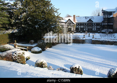 Gawsworth Old Hall, en Angleterre. Vue d'hiver enneigés de Gawsworth jardins et l'élévation ouest de Gawsworth Old Hall. Banque D'Images