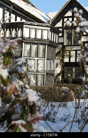 Gawsworth Old Hall, en Angleterre. Vue d'hiver enneigés de Gawsworth jardins et l'élévation ouest de Gawsworth Old Hall. Banque D'Images