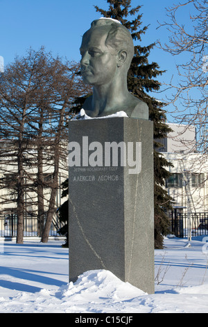 Statue de cosmonaute soviétique Alexeï Leonov (1934) à l'Allée des cosmonautes dans la région de Moscou, Russie Banque D'Images