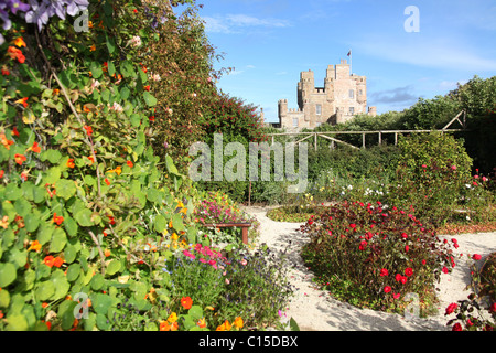 Village de Mey, en Écosse. La fin de l'été vue sur la roseraie dans le Château de Mey jardin clos. Banque D'Images