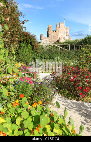 Village de Mey, en Écosse. La fin de l'été vue sur la roseraie dans le Château de Mey jardin clos. Banque D'Images