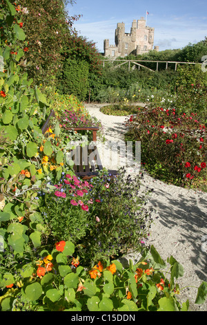 Village de Mey, en Écosse. La fin de l'été vue sur la roseraie dans le Château de Mey jardin clos. Banque D'Images