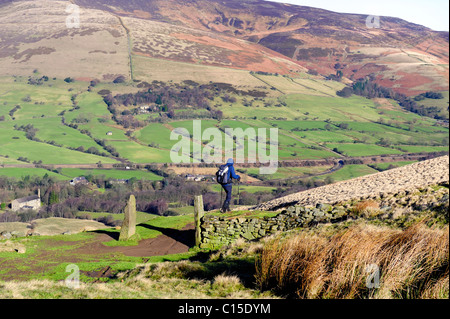 Lone walker à marcher en direction de edale Derbyshire peak district england uk Banque D'Images