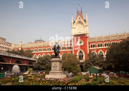 L'Inde, le Bengale occidental, Calcutta, Calcutta, Haute Cour Immeuble avec statue devant Banque D'Images