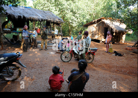 Bunongs villageois, partie d'un peuple semi-nomade, hilltribe en attente de travail dans la vallée de l'éléphant en début de matinée. Banque D'Images