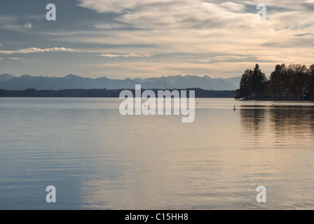 Lumière faible vue sur les Alpes depuis le Lac de Starnberg Banque D'Images