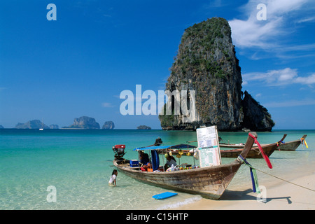 Bateaux à longue queue sur Phra Nang Beach, Krabi, Thaïlande, Asie du Sud-Est Banque D'Images