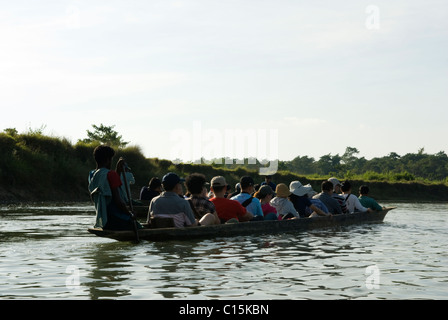 Excursions en canoë pour observer la faune dans le parc national de Chitwan, au Népal. Banque D'Images