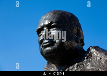 Détail d'une statue de Sir Winston Churchill par Oscar Nemon sur le Livre vert à Westerham, près de Chartwell, Kent, UK Banque D'Images