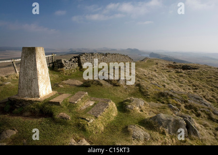 Trig point sur mur d'Hadrien à Northumberland, essuie Banque D'Images