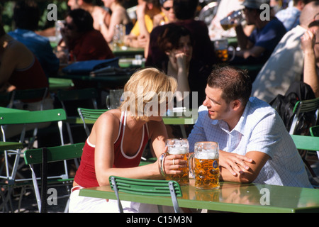 Couple de boire une bière dans le café en plein air près de Chinesischer Turm, Chinois, dans l'Englischer Garten, jardin anglais à Munich Banque D'Images