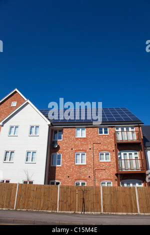 L'énergie solaire ou des panneaux photovoltaïques sur un toit intérieur avec un ciel bleu, Kent, UK Banque D'Images