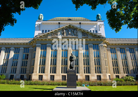 Archives de l'État croate Hrvatski državni arhiv bâtiment [ ], avec statue d'archéologue Frane Bulić, Zagreb, Croatie Banque D'Images