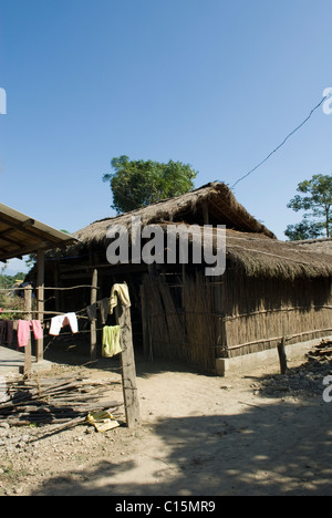 Maisons de chaume traditionnel dans un village Tharu, Chitwan, au Népal. Banque D'Images