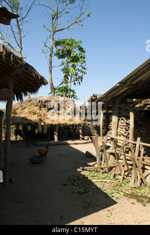 Maisons de chaume traditionnel dans un village Tharu, Chitwan, au Népal. Banque D'Images