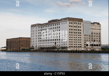 Spillers Mills entrepôt désaffecté, Royal Victoria Dock, Docklands, Londres, Angleterre, Grande-Bretagne - Juin 2010 Banque D'Images