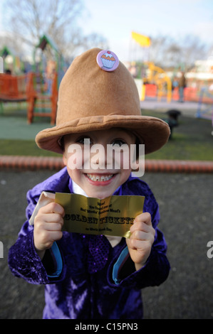 Habillé en écolier pour Willy Wonka world book day uk Banque D'Images