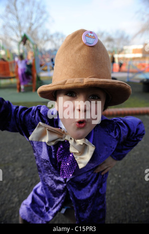 Habillé en écolier pour Willy Wonka world book day uk Banque D'Images