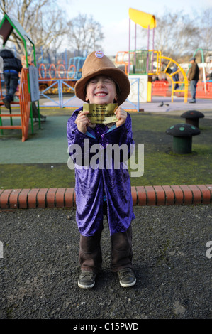 Habillé en écolier pour Willy Wonka world book day uk Banque D'Images