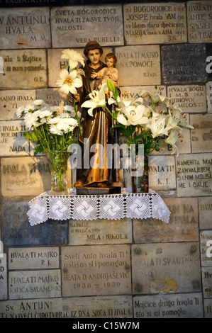 Plaques commémoratives dans le sanctuaire de la Vierge Marie dans l'entrée de la porte de pierre Kamenita Vrata) à Zagreb, Croatie, Grad Gornji Banque D'Images