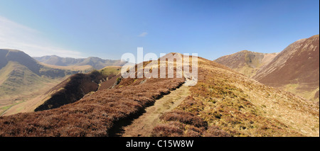 Vue panoramique à Knott le long de falaises Ard Rigg au printemps dans le Lake District Banque D'Images