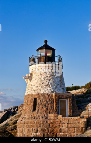 Phare de Castle Hill surplombant la baie de Narragansett, Newport, Rhode Island, USA Banque D'Images