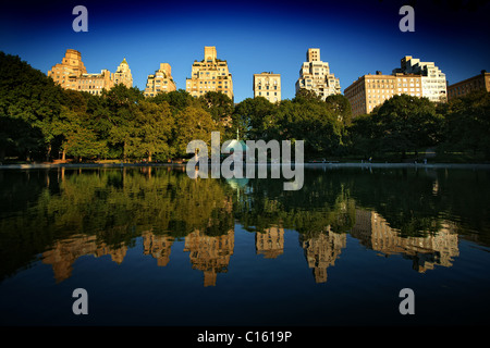 Reflets dans l'Étang du conservatoire, Central Park, New York City Banque D'Images