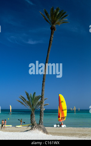 Catamaran sur la plage, Club Med Djerba La Douce, Djerba, Tunisie, Afrique Banque D'Images