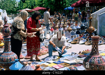 La poterie à la vente à un souk, Houmt Souk, Djerba, Tunisie, Afrique Banque D'Images