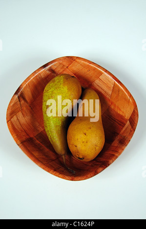 Deux poires conférence dans un bol en bois. Banque D'Images