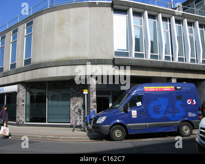 La banque Barclays Worthing West Sussex avec sécurité van stationné à l'extérieur Banque D'Images