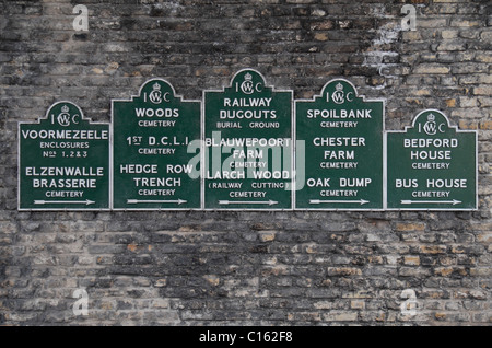 Cimetière des sépultures de guerre du Commonwealth sur des panneaux de direction Porte de Lille, Ieper, Ypres (Belgique). Banque D'Images