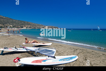 Les véliplanchistes dans Prassionisi, Rhodes, Dodécanèse, Grèce, Europe Banque D'Images