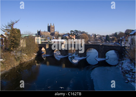 La cathédrale de Hereford se trouve au-dessus du vieux pont et un frozen River Wye Banque D'Images