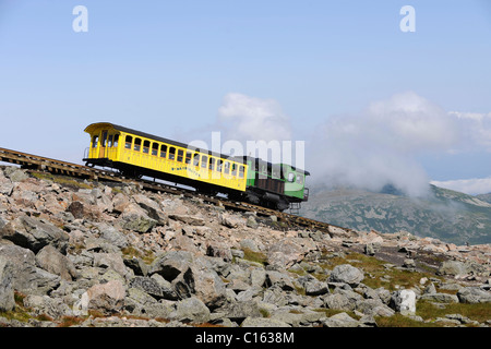 Mont Washington avec train à vapeur locomotive biodiesel prend jusqu'à l'observatoire. Banque D'Images