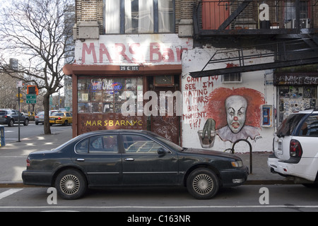 La célèbre barre Mars, 1re Rue 2e Avenue et East Village, New York. Banque D'Images