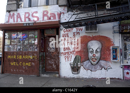 La célèbre barre Mars, 1re Rue 2e Avenue et East Village, New York. Banque D'Images