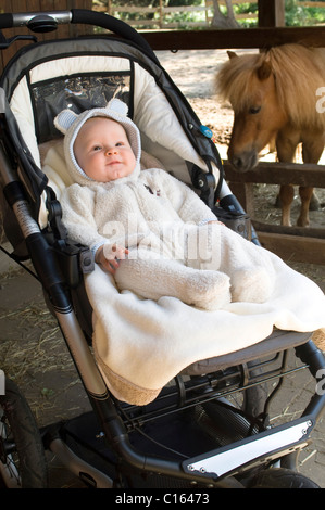 Bébé vêtu d'une tenue d'hiver Banque D'Images