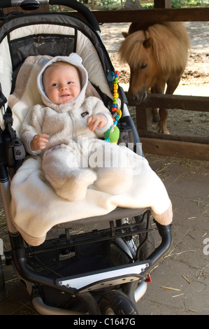 Bébé vêtu d'une tenue d'hiver Banque D'Images