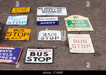 Vieux bus des panneaux d'arrêt à un adeptes des chemins de vendre à Loughborough, Leicestershire, UK. Banque D'Images