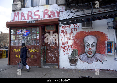 La célèbre barre Mars, 1re Rue 2e Avenue et East Village, New York. Banque D'Images