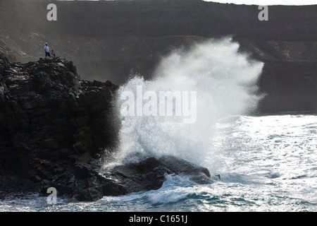 Les mers de l'Atlantique se briser contre des pierres sur le village balnéaire de Los Molinos sur l'île canarienne de Fuerteventura Banque D'Images