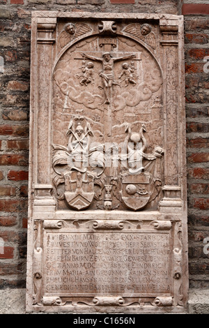 Épitaphe sur mur extérieur de la cathédrale Frauenkirche, Munich, Bavaria, Germany, Europe Banque D'Images