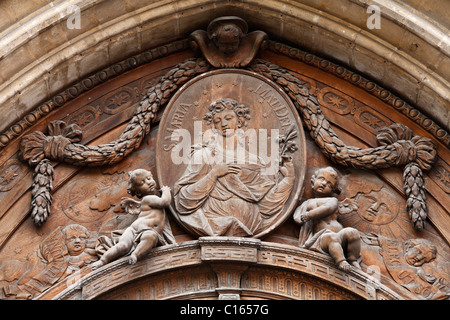 Sur le tympan du portail principal de la cathédrale Frauenkirche, Munich, Bavaria, Germany, Europe Banque D'Images