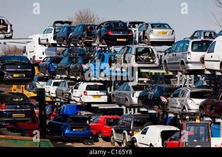 Carcasses de véhicules dans un parc à ferrailles Breakers yard Stapleford Banque D'Images